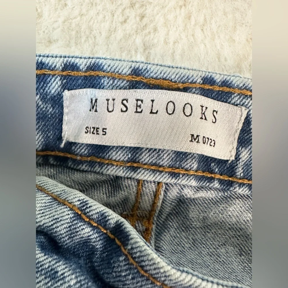 Muselooks women’s size 5 high waisted mom jeans light wash great condition